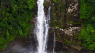 Yeşil ormandaki güzel Aberdeen şelalesinin manzarası.