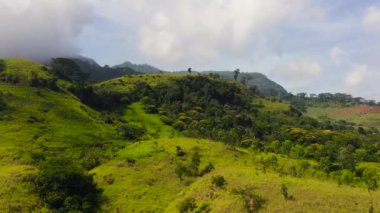 Ormanla kaplı dağ zirveleri. Dağların yamaçlarında hep yeşil bitkiler olur. Sri Lanka.