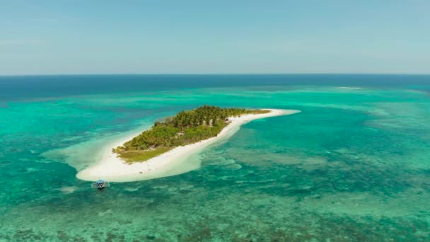 サンゴ礁 トップビューで青い海の砂浜と熱帯の島のカニメラン 夏と旅行の休暇のコンセプト フィリピンパラワン州バラバック — ストック動画