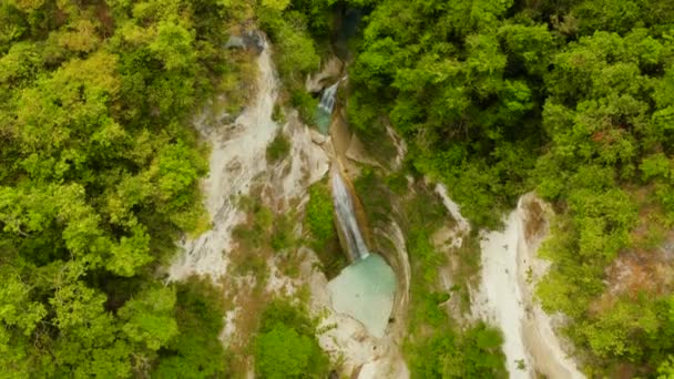 位于菲律宾宿务热带雨林的高山峡谷中 俯瞰刀瀑布的空中风景 热带森林的瀑布 — 图库视频影像