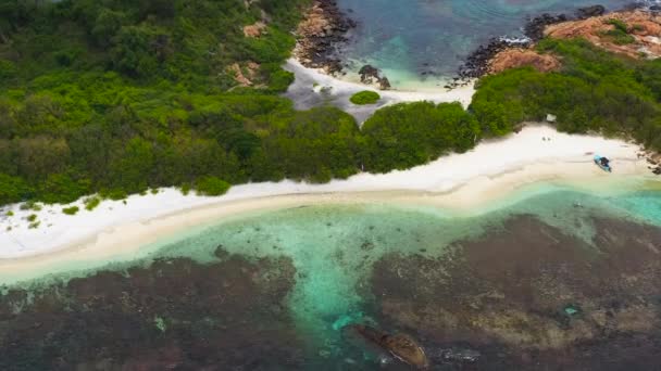 サンディビーチとターコイズブルーの水の空中ドローン スリランカのピジョン島 — ストック動画