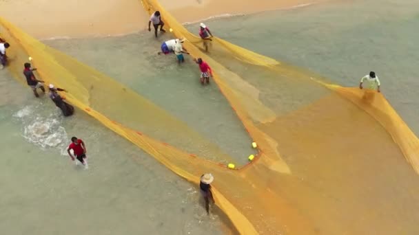 スリランカ 2021年8月25日 海から網を引く漁師のグループの空中ビュー トリンコマリー — ストック動画