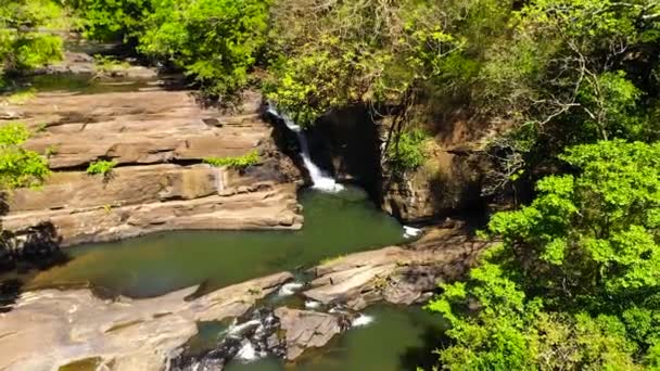 Ein Schöner Wasserfall Inmitten Des Regenwaldes Und Der Vegetation Sera — Stockvideo
