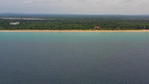 砂浜とスリランカの島の海岸線 海の側面からの眺め ニラヴェリビーチ トリンコマリー — ストック動画