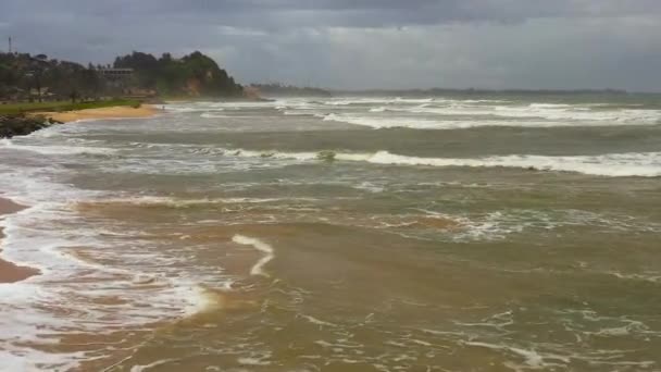 Prachtig Zandstrand Zee Surfen Met Golven Strand Van Matara Sri — Stockvideo