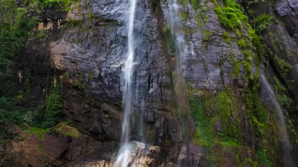 Uma Cachoeira Tropical Nas Selvas Sri Lanka Quedas Diyaluma — Vídeo de Stock