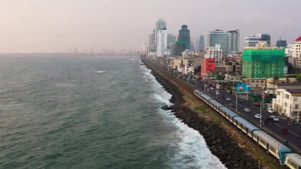 Drone Aéreo Trem Trilhos Ferroviários Longo Oceano Cidade Colombo Sri — Vídeo de Stock