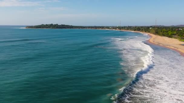 スリランカの観光インフラとビーチがあるArugam湾の町上からの眺め — ストック動画