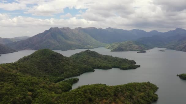 一个美丽的湖泊 在群山之中 有着森林和热带植被 Randenigala水库 — 图库视频影像