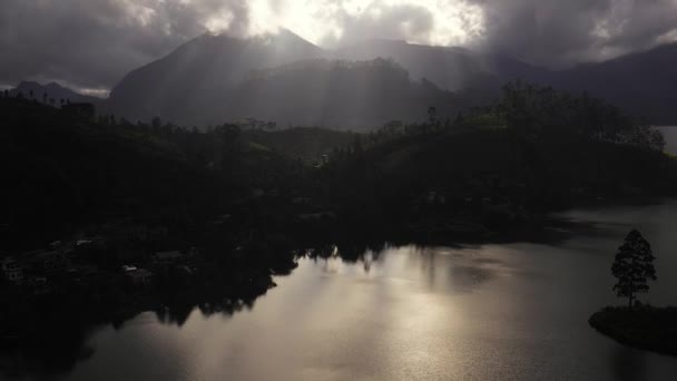 日落时 空中俯瞰高山中的湖水和茶园 Maskeliya Maussakelle Reservior 斯里兰卡 — 图库视频影像