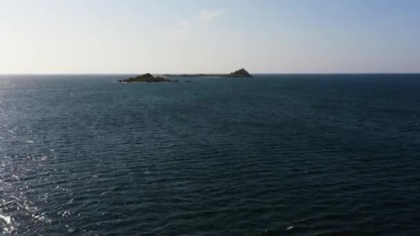 波とピジョン島と青い海の表面の空中ドローン 水の雲の地平線の背景 青い海の水と空に対する波 — ストック動画