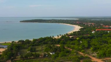 Seyahat konsepti: güzel bir kumsal ve mavi bir okyanusun üzerinde uçmak. Pasikuda Sahili, Sri Lanka.
