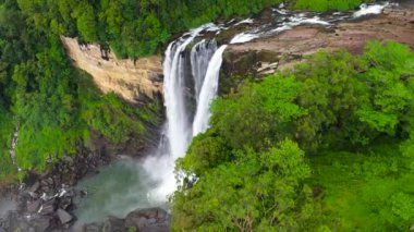 Yağmur ormanı manzaralı güzel bir şelale. Laxapana Şelalesi, Sri Lanka.