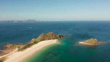 Kumlu tropik adanın havadan görünüşü. Nacpan, El Nido, Palawan, Filipin Adaları. Tropik plaj ve adaları olan deniz manzarası. Yaz ve seyahat tatil konsepti