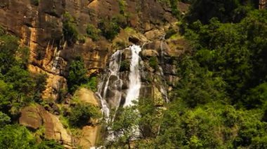 Tropikal ormandaki bir dağ geçidinde şelalenin insansız hava aracı. Rawana Şelalesi, Sri Lanka.