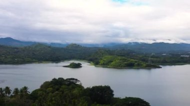 Sabahın erken saatlerinde yeşil tepeler ve dağların arasındaki göl manzarası. Tropik bir manzara. Victoria Barajı, Sri Lanka.