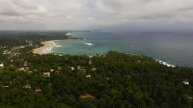 Otellerin ve Dickwella Sahili 'nin havadan görünüşü, Sri Lanka.