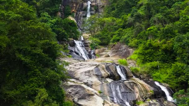 Cachoeira Entre Selva Tropical Com Plantas Árvores Verdes Cataratas Rawana — Vídeo de Stock