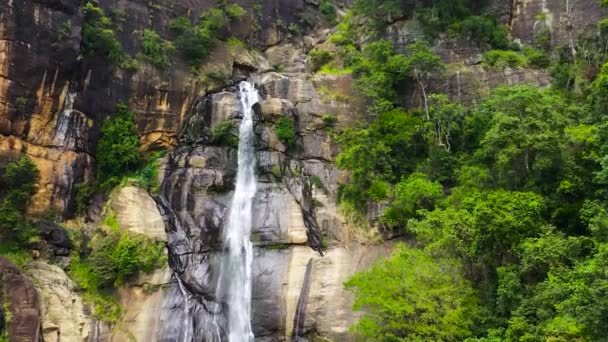 熱帯雨林や植生の間で美しい滝 スリランカのラワナ滝 — ストック動画