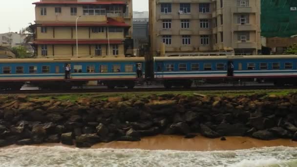 Flygfoto Över Tåg Kustbanan Colombo Sri Lanka — Stockvideo
