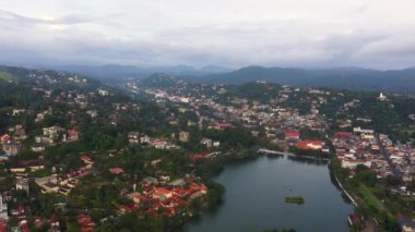 Sri Lanka 'nın dağlık bölgesindeki Kandy şehri..
