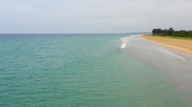 Tropikal kumlu ve mavi okyanuslu deniz burnu. Sri Lanka, Trincomalee. Nilaveli Plajı