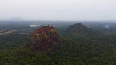 Sigirya Kayası ve Pidurangala Kayası 'nın insansız hava aracı Sri Lanka' da ünlü bir turistik yerdir..