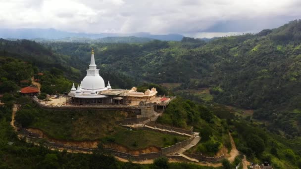Luftaufnahme Des Buddhistischen Tempels Des Mahamevnawa Klosters Der Bergspitze Bandarawela — Stockvideo