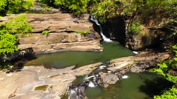 Ein Schöner Wasserfall Inmitten Des Regenwaldes Und Der Vegetation Sera — Stockvideo