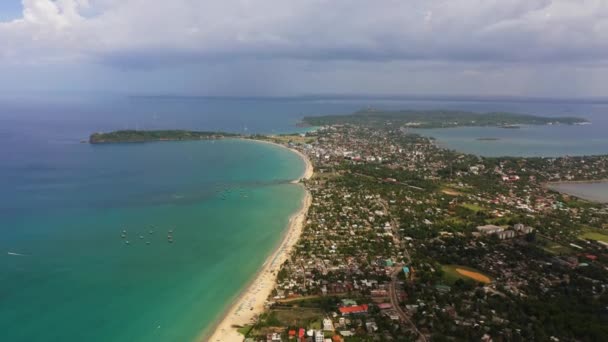 ホテルやビーチとトリンコマリーの観光の町 スリランカ — ストック動画