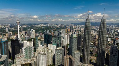 Kuala Lumpur, Malezya - 11 Eylül 2022: Petronas İkiz Kuleleri ve Menara Kuala Lumpur 'un yer aldığı Kuala Lumpur' un başkenti.