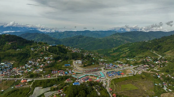 俯瞰城市的是位于Kinabalu山脚下农田中间的高山 昆达桑 Borneo Sabah Malaysia — 图库照片