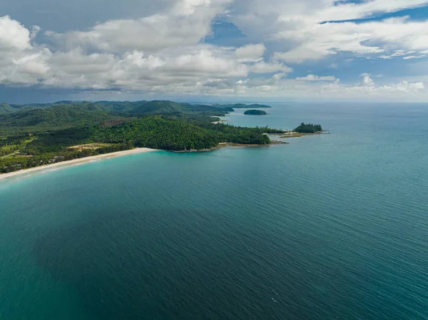 Vista Aerea Dell Isola Del Borneo Coperta Foresta Pluviale Spiaggia — Foto Stock