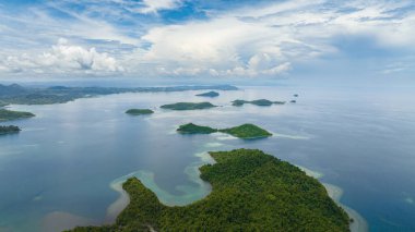 Tropikal adaları ve mavi denizi olan bir deniz manzarası. Borneo, Sabah, Malezya.