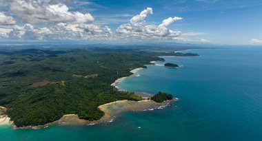 Borneo adasının sahillerindeki körfezlerin ve gölcüklerin en üst görüntüsü. Sabah, Malezya.