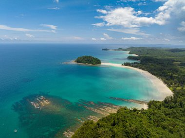 Kumlu sahil ve adalı tropikal manzaranın havadan görünüşü. Kelambu Sahili. Borneo, Malezya.