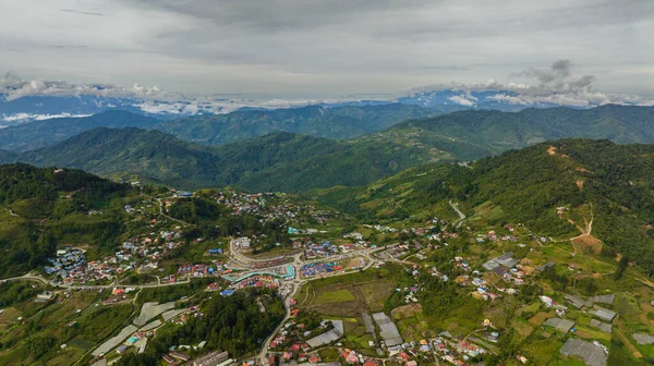 Drone Aéreo Ciudad Encuentra Las Montañas Entre Las Tierras Cultivo —  Fotos de Stock