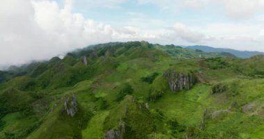 Sisteki dağların ve tepelerin en üst manzarası. Osmena Tepesi. Dağ manzarası. Cebu Filipinleri.