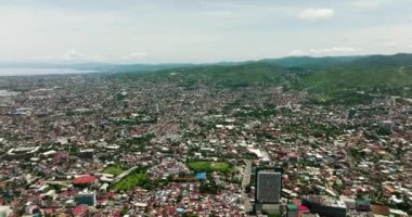 Cebu şehrindeki binaların ve gökdelenlerin insansız hava aracı. Filipinler 'deki şehir manzarası.