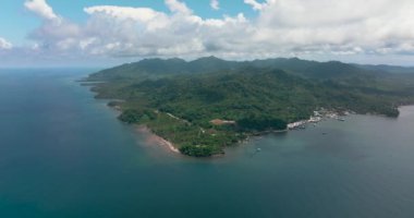 Tropikal ormanı ve mavi denizi olan Balabac adasının en üst manzarası. Palawan 'da. Filipinler.