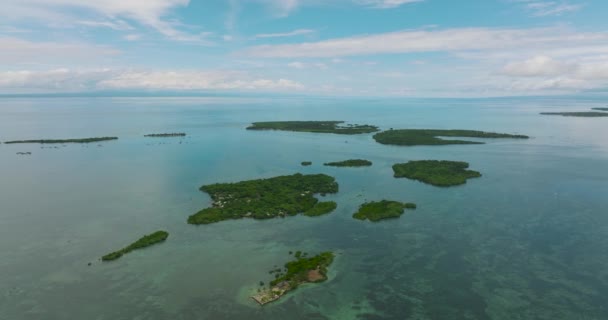 Vista Superior Las Islas Tropicales Con Selva Mar Azul Bantayan — Vídeo de stock