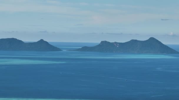 Κάτοψη Των Νησιών Και Λιμνοθαλασσών Στο Θαλάσσιο Πάρκο Tun Sakaran — Αρχείο Βίντεο
