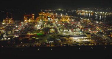 Manila şehrindeki deniz limanı ve konteynır terminalinin gece üst görüntüsü.