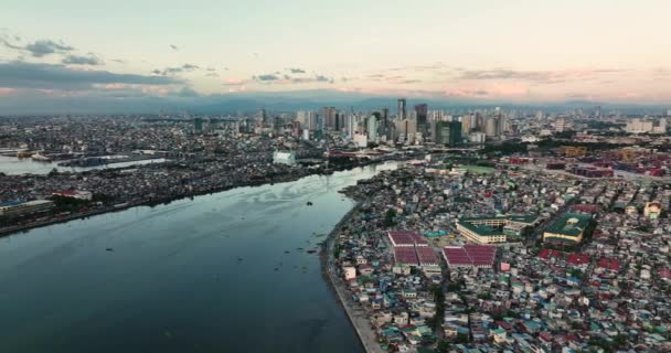 Vista Aérea Ciudad Manila Con Rascacielos Edificios Negocios Atardecer Filipinas — Vídeo de stock