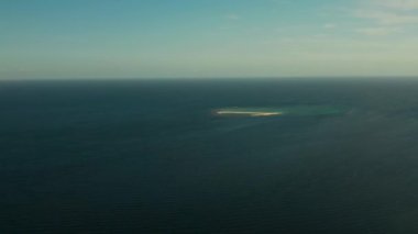 Tropikal beyaz ada ve turistlerle dolu kumlu plaj mercan resifleri ve mavi deniz, hava manzarası. Sandbar Atoll 'da. Kum çubuğu ve mercan kayalıkları olan bir ada. Yaz ve seyahat tatili konsepti, Camiguin