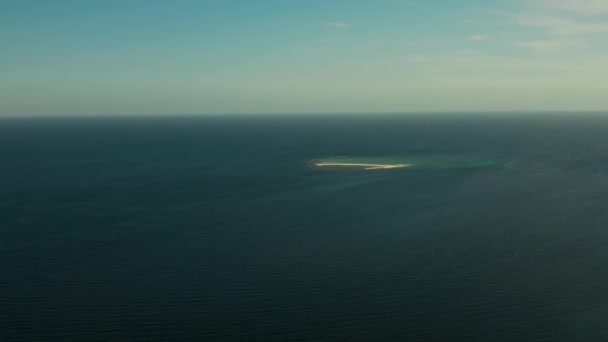 サンゴ礁と青い海 空の景色に囲まれた観光客と熱帯の白い島と砂浜 サンドバー環礁 砂州とサンゴ礁と島 夏と旅行の休暇のコンセプト Camiguin — ストック動画