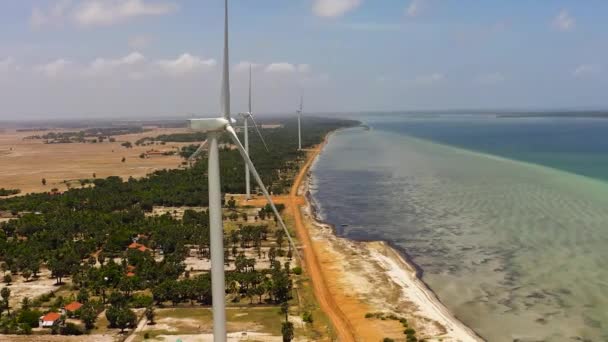 Kıyı Şeridindeki Rüzgar Türbinlerinin Hava Görüntüsü Rüzgar Santrali Jaffna Sri — Stok video