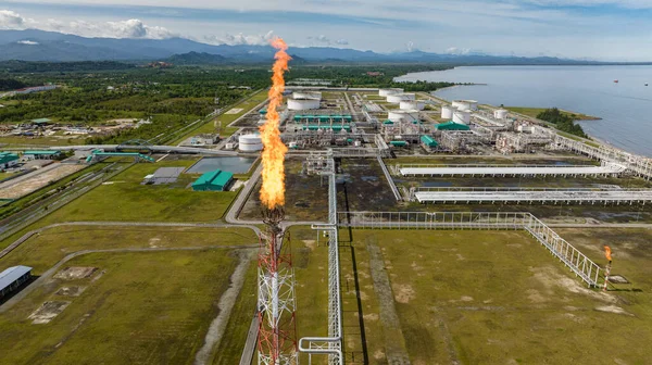 Gasfackling Större Industrikomplex Och Oljeraffinaderi Oljeterminal Industrianläggning För Lagring Olja — Stockfoto