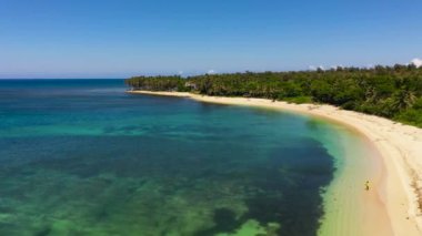 Güzel tropikal sahil ve mavi denizin havadan görünüşü. Pagudpud, Ilocos Norte, Filipinler.
