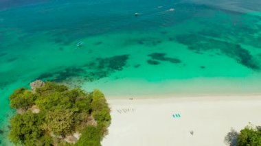 Boracay Adası, Filipinler 'de turkuaz suyu bulunan bir gölde tropik beyaz kum plajı, hava manzarası. Tropikal adada sahili olan deniz burnu. Yaz ve seyahat tatil konsepti.